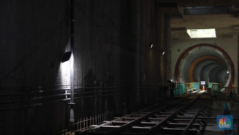Pekerja menyelesaikan proyek Stasiun MRT Jakarta Fase 2A CP201  Entance-1 Stasiun MRT Monas, Jakarta, Selasa, (21/3). (CNBC Indonesia/ Muhammad Sabki)