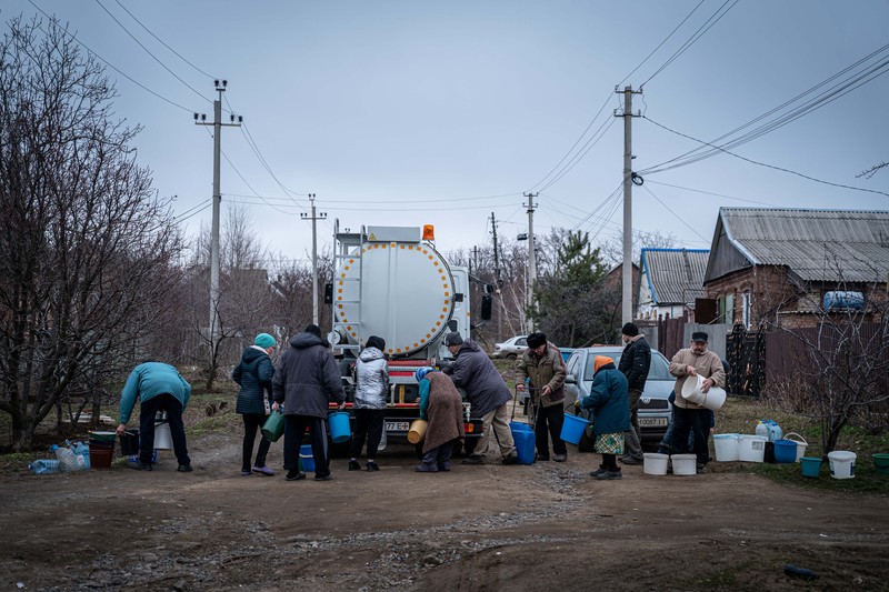 Penduduk Ukraina mengumpulkan air dari truk tangki yang disediakan oleh pemadam kebakaran di Kostyantynivka, Ukraina. (Anadolu Agency via Getty Images) Penduduk Ukraina mengumpulkan air dari truk tangki yang disediakan oleh pemadam kebakaran di Kostyantynivka, Ukraina. (Anadolu Agency via Getty Images)