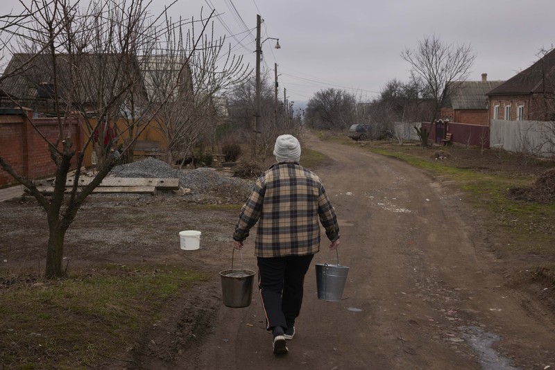 Penduduk Ukraina mengumpulkan air dari truk tangki yang disediakan oleh pemadam kebakaran di Kostyantynivka, Ukraina. (Anadolu Agency via Getty Images) Penduduk Ukraina mengumpulkan air dari truk tangki yang disediakan oleh pemadam kebakaran di Kostyantynivka, Ukraina. (Anadolu Agency via Getty Images)