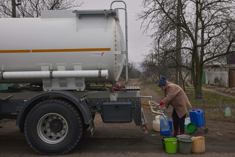 Penduduk Ukraina mengumpulkan air dari truk tangki yang disediakan oleh pemadam kebakaran di Kostyantynivka, Ukraina. (Anadolu Agency via Getty Images) Penduduk Ukraina mengumpulkan air dari truk tangki yang disediakan oleh pemadam kebakaran di Kostyantynivka, Ukraina. (Anadolu Agency via Getty Images)