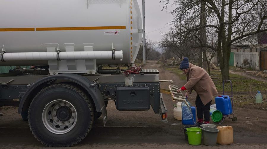 Penduduk Ukraina mengumpulkan air dari truk tangki yang disediakan oleh pemadam kebakaran di Kostyantynivka, Ukraina. (Anadolu Agency via Getty Images)