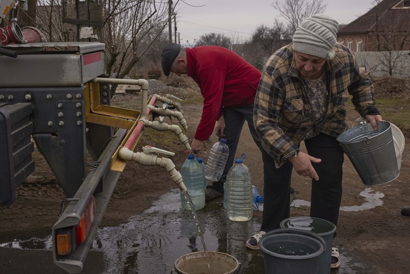 Penduduk Ukraina mengumpulkan air dari truk tangki yang disediakan oleh pemadam kebakaran di Kostyantynivka, Ukraina. (Anadolu Agency via Getty Images) Penduduk Ukraina mengumpulkan air dari truk tangki yang disediakan oleh pemadam kebakaran di Kostyantynivka, Ukraina. (Anadolu Agency via Getty Images)