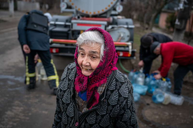 Penduduk Ukraina mengumpulkan air dari truk tangki yang disediakan oleh pemadam kebakaran di Kostyantynivka, Ukraina. (Anadolu Agency via Getty Images) Penduduk Ukraina mengumpulkan air dari truk tangki yang disediakan oleh pemadam kebakaran di Kostyantynivka, Ukraina. (Anadolu Agency via Getty Images)