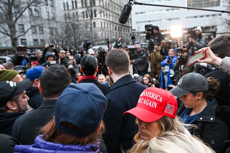 Pendukung mantan Presiden Donald Trump melakukan protes di dekat kantor Kejaksaan Distrik Manhattan Alvin Brag dan Pengadilan Kriminal New York County pada 20 Maret 2023 di New York City. Pendukung mantan Presiden Donald Trump melakukan protes di dekat kantor Kejaksaan Distrik Manhattan Alvin Brag dan Pengadilan Kriminal New York County pada 20 Maret 2023 di New York City. Trump memposting di media sosial bahwa dia berharap akan ditangkap sehubungan dengan penyelidikan di New York atas skema uang tutup mulut yang melibatkan aktris film dewasa Stormy Daniels dan meminta para pendukungnya untuk memprotes tindakan tersebut. (Alexi J. Rosenfeld/Getty Images)
