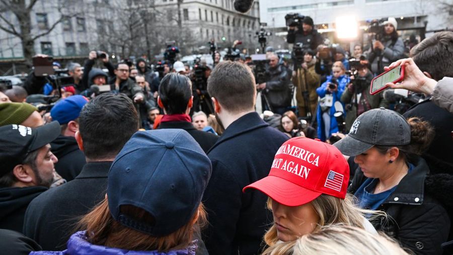 Pendukung mantan Presiden Donald Trump melakukan protes di dekat kantor Kejaksaan Distrik Manhattan Alvin Brag dan Pengadilan Kriminal New York County pada 20 Maret 2023 di New York City. Trump memposting di media sosial bahwa dia berharap akan ditangkap sehubungan dengan penyelidikan di New York atas skema uang tutup mulut yang melibatkan aktris film dewasa Stormy Daniels dan meminta para pendukungnya untuk memprotes tindakan tersebut. (Alexi J. Rosenfeld/Getty Images)