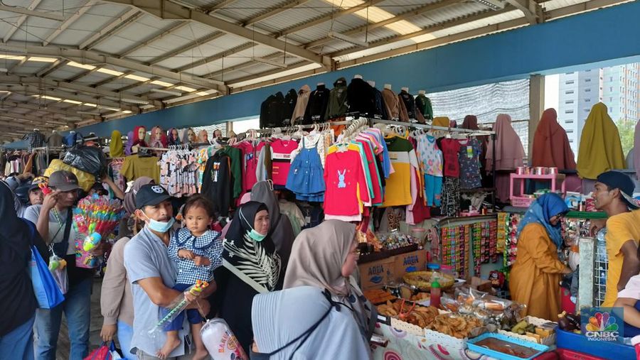 Penjual pakaian di Pasar Tanah Abang, Selasa (21/3/2023). (CNBC Indonesia/ Ferry Sandi)