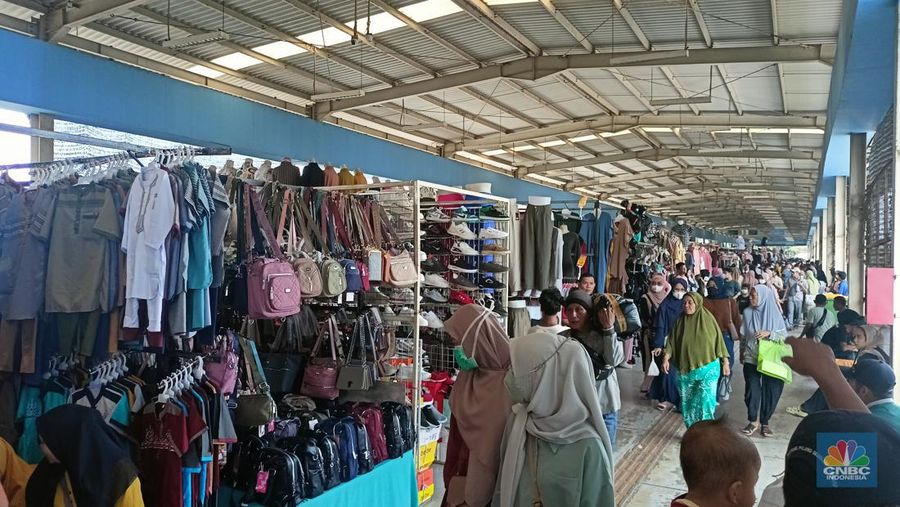 Penjual pakaian di Pasar Tanah Abang, Selasa (21/3/2023). (CNBC Indonesia/ Ferry Sandi)