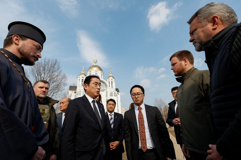 Perdana Menteri Jepang Fumio Kishida, dan Emine Dzhaparova, Wakil Pertama Menteri Luar Negeri Ukraina berjabat tangan di stasiun kereta api di Kyiv, Ukraina, Selasa, 21 Maret 2023. AP/