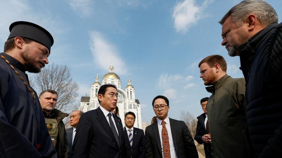 Perdana Menteri Jepang Fumio Kishida, dan Emine Dzhaparova, Wakil Pertama Menteri Luar Negeri Ukraina berjabat tangan di stasiun kereta api di Kyiv, Ukraina, Selasa, 21 Maret 2023. AP/