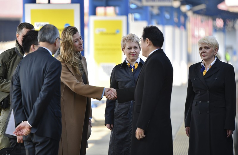 Perdana Menteri Jepang Fumio Kishida, dan Emine Dzhaparova, Wakil Pertama Menteri Luar Negeri Ukraina berjabat tangan di stasiun kereta api di Kyiv, Ukraina, Selasa, 21 Maret 2023. AP/