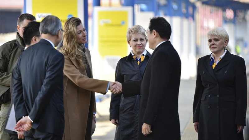 Perdana Menteri Jepang Fumio Kishida, dan Emine Dzhaparova, Wakil Pertama Menteri Luar Negeri Ukraina berjabat tangan di stasiun kereta api di Kyiv, Ukraina, Selasa, 21 Maret 2023. AP/