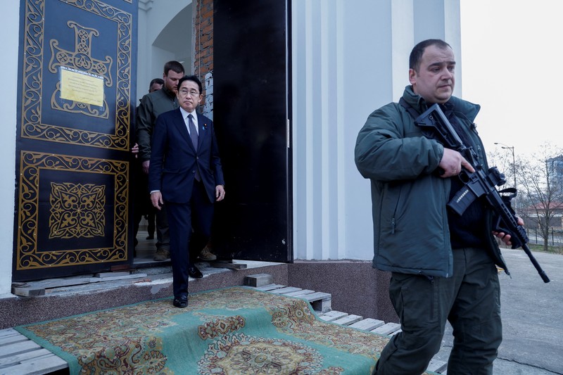 Perdana Menteri Jepang Fumio Kishida, dan Emine Dzhaparova, Wakil Pertama Menteri Luar Negeri Ukraina berjabat tangan di stasiun kereta api di Kyiv, Ukraina, Selasa, 21 Maret 2023. AP/