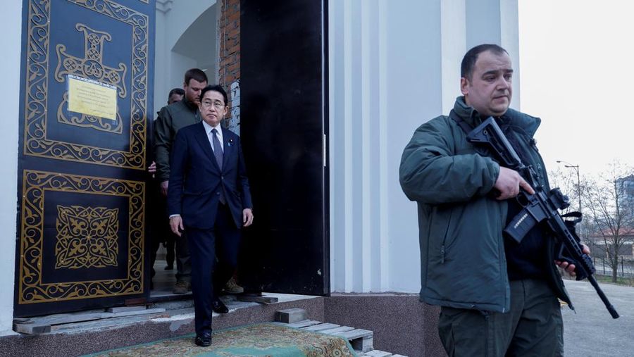 Perdana Menteri Jepang Fumio Kishida, dan Emine Dzhaparova, Wakil Pertama Menteri Luar Negeri Ukraina berjabat tangan di stasiun kereta api di Kyiv, Ukraina, Selasa, 21 Maret 2023. AP/