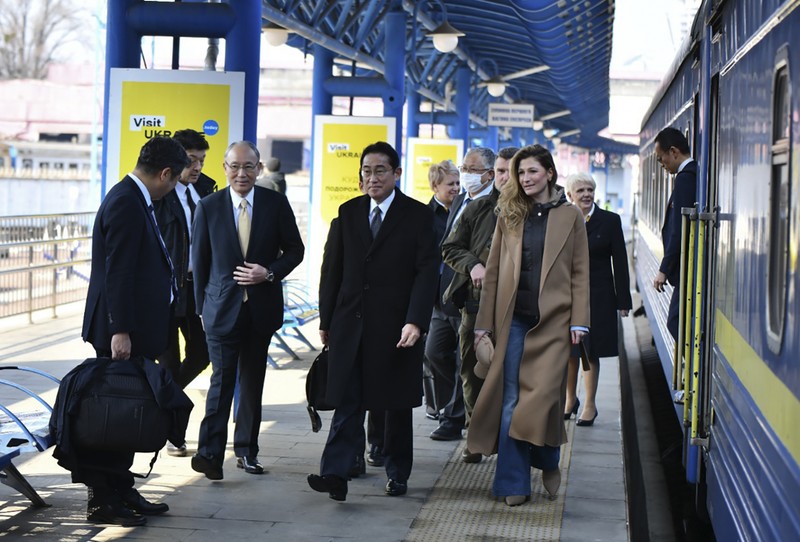 Perdana Menteri Jepang Fumio Kishida, dan Emine Dzhaparova, Wakil Pertama Menteri Luar Negeri Ukraina berjabat tangan di stasiun kereta api di Kyiv, Ukraina, Selasa, 21 Maret 2023. AP/