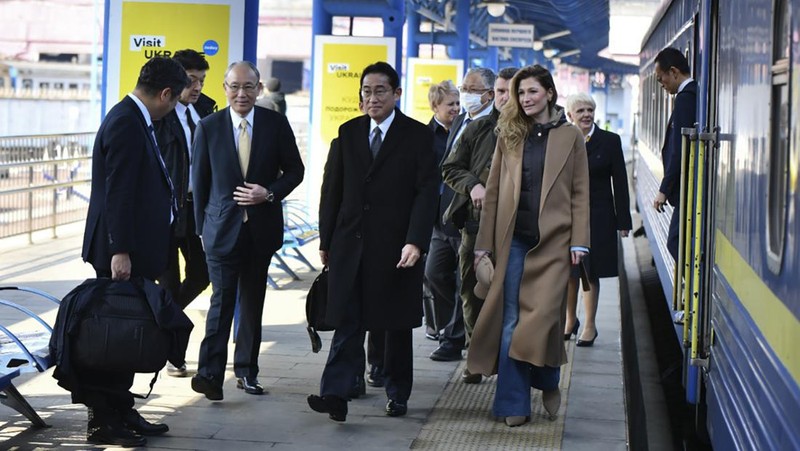 Perdana Menteri Jepang Fumio Kishida, dan Emine Dzhaparova, Wakil Pertama Menteri Luar Negeri Ukraina berjabat tangan di stasiun kereta api di Kyiv, Ukraina, Selasa, 21 Maret 2023. AP/