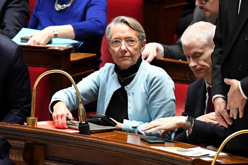 Anggota kelompok parlemen Majelis Nasional La France Insoumise (LFI) dan koalisi sayap kiri NUPES (Persatuan Ekologi dan Sosial Rakyat Baru) memegang tanda bertuliskan 