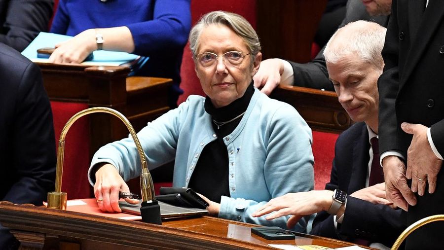 Anggota kelompok parlemen Majelis Nasional La France Insoumise (LFI) dan koalisi sayap kiri NUPES (Persatuan Ekologi dan Sosial Rakyat Baru) memegang tanda bertuliskan 