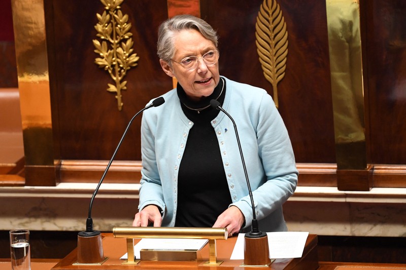 Anggota kelompok parlemen Majelis Nasional La France Insoumise (LFI) dan koalisi sayap kiri NUPES (Persatuan Ekologi dan Sosial Rakyat Baru) memegang tanda bertuliskan 