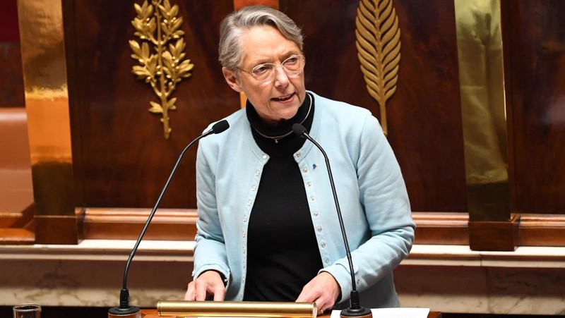Anggota kelompok parlemen Majelis Nasional La France Insoumise (LFI) dan koalisi sayap kiri NUPES (Persatuan Ekologi dan Sosial Rakyat Baru) memegang tanda bertuliskan 