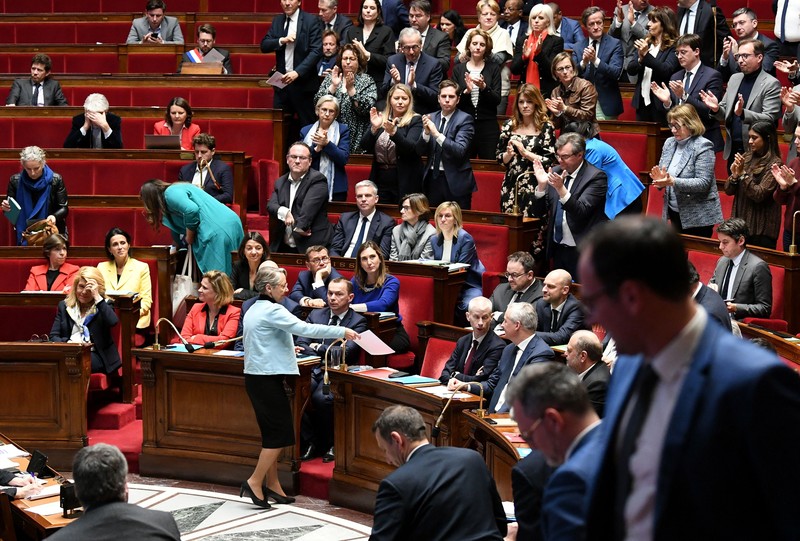 Anggota kelompok parlemen Majelis Nasional La France Insoumise (LFI) dan koalisi sayap kiri NUPES (Persatuan Ekologi dan Sosial Rakyat Baru) memegang tanda bertuliskan Anggota kelompok parlemen Majelis Nasional La France Insoumise (LFI) dan koalisi sayap kiri NUPES (Persatuan Ekologi dan Sosial Rakyat Baru) memegang tanda bertuliskan