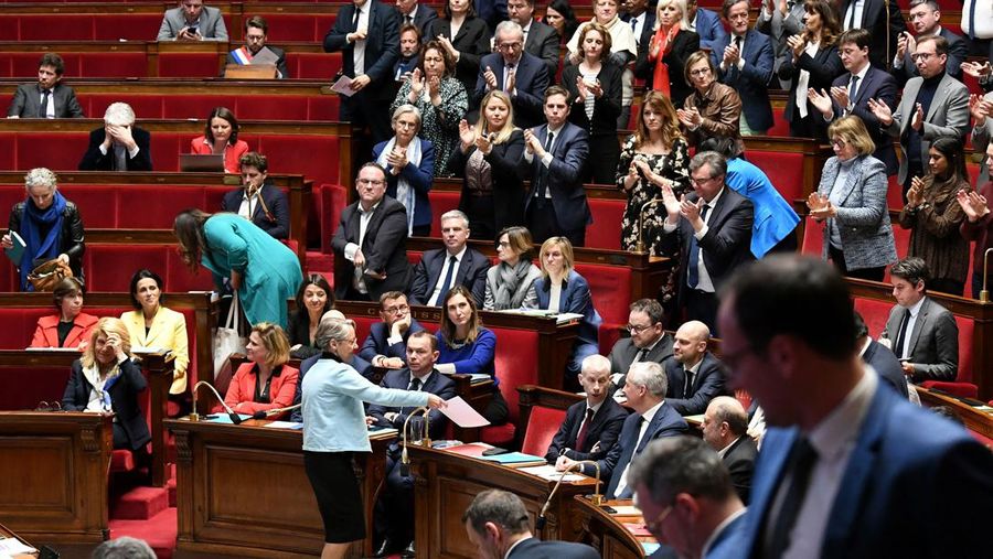 Anggota kelompok parlemen Majelis Nasional La France Insoumise (LFI) dan koalisi sayap kiri NUPES (Persatuan Ekologi dan Sosial Rakyat Baru) memegang tanda bertuliskan 