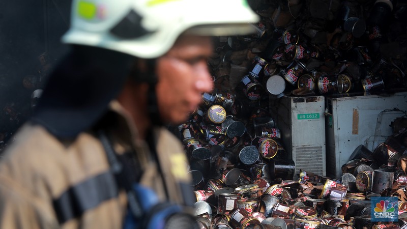 Petugas pemadam kebakaran memadamkan api saat kebakaran gudang sembako Indogrosir Cipinang di Kelurahan Pisangan Timur, Kecamatan Pulogadung, Jakarta Timur, Selasa (21/3/2023). (CNBC Indonesia/Muhammad Sabki) Petugas pemadam kebakaran memadamkan api saat kebakaran gudang sembako Indogrosir Cipinang di Kelurahan Pisangan Timur, Kecamatan Pulogadung, Jakarta Timur, Selasa (21/3/2023). (CNBC Indonesia/Muhammad Sabki)