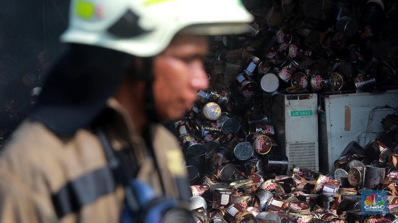 Petugas pemadam kebakaran memadamkan api saat kebakaran gudang sembako Indogrosir Cipinang di Kelurahan Pisangan Timur, Kecamatan Pulogadung, Jakarta Timur, Selasa (21/3/2023). (CNBC Indonesia/Muhammad Sabki)