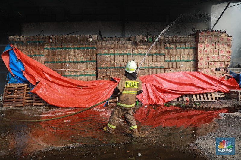 Petugas pemadam kebakaran memadamkan api saat kebakaran gudang sembako Indogrosir Cipinang di Kelurahan Pisangan Timur, Kecamatan Pulogadung, Jakarta Timur, Selasa (21/3/2023). (CNBC Indonesia/Muhammad Sabki) Petugas pemadam kebakaran memadamkan api saat kebakaran gudang sembako Indogrosir Cipinang di Kelurahan Pisangan Timur, Kecamatan Pulogadung, Jakarta Timur, Selasa (21/3/2023). (CNBC Indonesia/Muhammad Sabki)