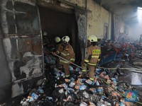 Penampakan Gudang Sembako Indogrosir Cipinang Terbakar