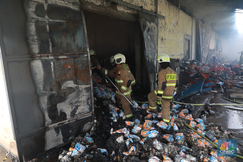Petugas pemadam kebakaran memadamkan api saat kebakaran gudang sembako Indogrosir Cipinang di Kelurahan Pisangan Timur, Kecamatan Pulogadung, Jakarta Timur, Selasa (21/3/2023). (CNBC Indonesia/Muhammad Sabki) Petugas pemadam kebakaran memadamkan api saat kebakaran gudang sembako Indogrosir Cipinang di Kelurahan Pisangan Timur, Kecamatan Pulogadung, Jakarta Timur, Selasa (21/3/2023). (CNBC Indonesia/Muhammad Sabki)