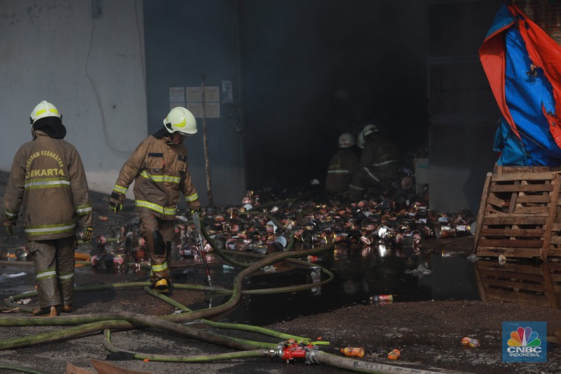 Petugas pemadam kebakaran memadamkan api saat kebakaran gudang sembako Indogrosir Cipinang di Kelurahan Pisangan Timur, Kecamatan Pulogadung, Jakarta Timur, Selasa (21/3/2023). (CNBC Indonesia/Muhammad Sabki) Petugas pemadam kebakaran memadamkan api saat kebakaran gudang sembako Indogrosir Cipinang di Kelurahan Pisangan Timur, Kecamatan Pulogadung, Jakarta Timur, Selasa (21/3/2023). (CNBC Indonesia/Muhammad Sabki)