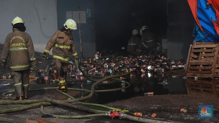 Petugas pemadam kebakaran memadamkan api saat kebakaran gudang sembako Indogrosir Cipinang di Kelurahan Pisangan Timur, Kecamatan Pulogadung, Jakarta Timur, Selasa (21/3/2023). (CNBC Indonesia/Muhammad Sabki)