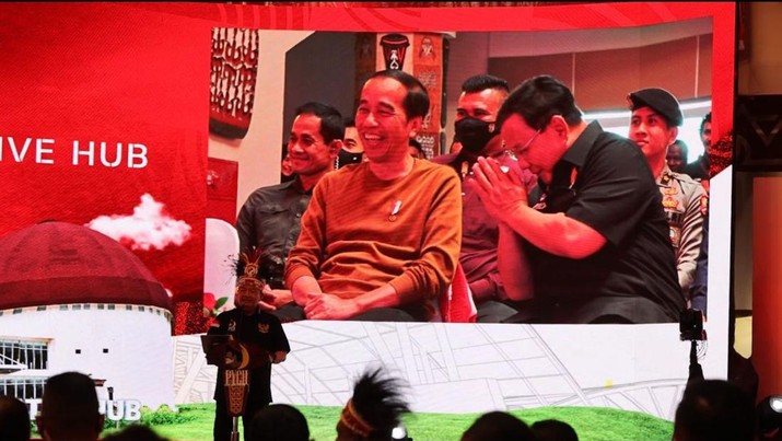 Presiden Joko Widodo dan Menteri Pertahanan Prabowo Subianto menyimak sambutan Kepala Badan Intelijen Negara Budi Gunawan dalam acara peresmian Papua Youth Creative Hub di Jayapura, Papua, Selasa (21/3/2023). (Dok. Tim Media Prabowo Subianto)