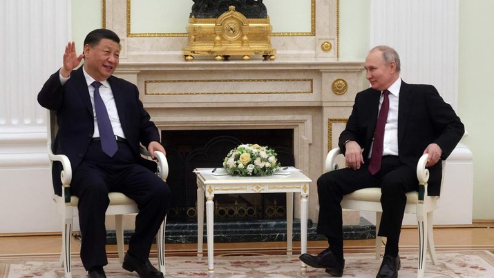 Presiden Rusia Vladimir Putin bertemu dengan Presiden China Xi Jinping di Kremlin di Moskow pada 20 Maret 2023. (SERGEI KARPUKHIN/SPUTNIK/AFP via Getty Images)