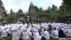 Melihat Keagungan Pura Mandhara Giri Semeru yang Dituakan di Indonesia