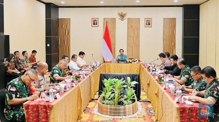Ratas di Papua Presiden Joko Widodo memimpin rapat terbatas terkait keamanan di Ruang Cendrawasih, Swiss-belhotel Jayapura, Kota Jayapura, Provinsi Papua, Selasa (21/3/2023).