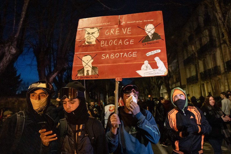 Anggota kelompok parlemen Majelis Nasional La France Insoumise (LFI) dan koalisi sayap kiri NUPES (Persatuan Ekologi dan Sosial Rakyat Baru) memegang tanda bertuliskan Anggota kelompok parlemen Majelis Nasional La France Insoumise (LFI) dan koalisi sayap kiri NUPES (Persatuan Ekologi dan Sosial Rakyat Baru) memegang tanda bertuliskan