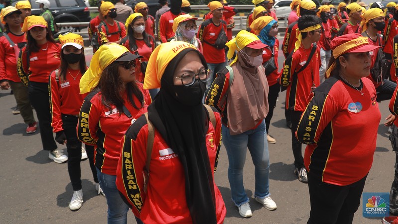 Serikat buruh yang tergabung dalam Partai Buruh, FSPMI, KASBI, hingga KSPI melakukan aksi unjuk rasa di depan Kantor Kementerian Ketenagakerjaan (Kemnaker) Jalan Gatot Subroto, Jakarta Selatan, (21/3/2023). Serikat buruh yang tergabung dalam Partai Buruh, FSPMI, KASBI, hingga KSPI melakukan aksi unjuk rasa di depan Kantor Kementerian Ketenagakerjaan (Kemnaker) Jalan Gatot Subroto, Jakarta Selatan, (21/3/2023). (CNBC Indonesia/Muhammad Sabki)