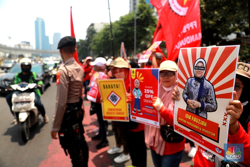 Serikat buruh yang tergabung dalam Partai Buruh, FSPMI, KASBI, hingga KSPI melakukan aksi unjuk rasa di depan Kantor Kementerian Ketenagakerjaan (Kemnaker) Jalan Gatot Subroto, Jakarta Selatan, (21/3/2023). Serikat buruh yang tergabung dalam Partai Buruh, FSPMI, KASBI, hingga KSPI melakukan aksi unjuk rasa di depan Kantor Kementerian Ketenagakerjaan (Kemnaker) Jalan Gatot Subroto, Jakarta Selatan, (21/3/2023). (CNBC Indonesia/Muhammad Sabki)