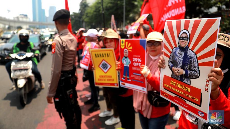 Serikat buruh yang tergabung dalam Partai Buruh, FSPMI, KASBI, hingga KSPI melakukan aksi unjuk rasa di depan Kantor Kementerian Ketenagakerjaan (Kemnaker) Jalan Gatot Subroto, Jakarta Selatan, (21/3/2023). (CNBC Indonesia/Muhammad Sabki)
