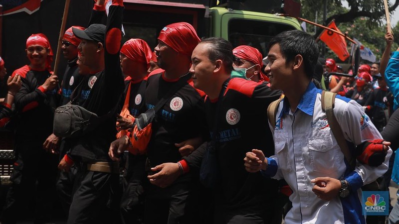 Serikat buruh yang tergabung dalam Partai Buruh, FSPMI, KASBI, hingga KSPI melakukan aksi unjuk rasa di depan Kantor Kementerian Ketenagakerjaan (Kemnaker) Jalan Gatot Subroto, Jakarta Selatan, (21/3/2023). (CNBC Indonesia/Muhammad Sabki)
