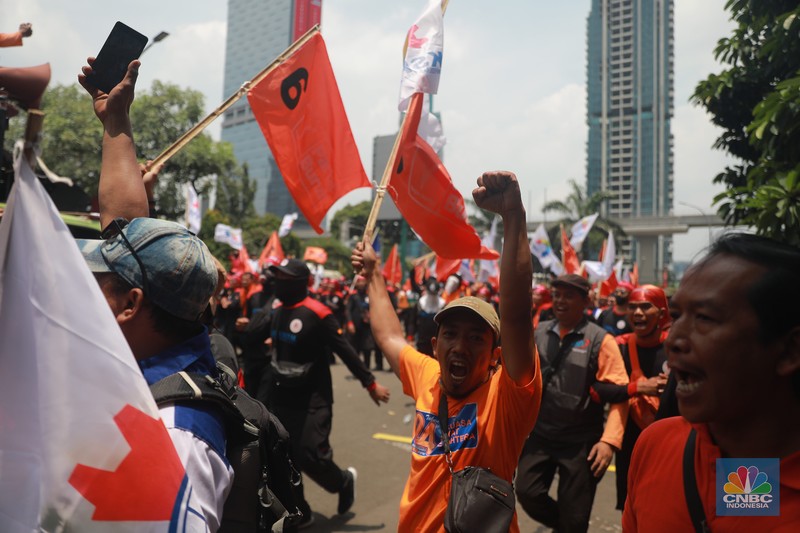 Serikat buruh yang tergabung dalam Partai Buruh, FSPMI, KASBI, hingga KSPI melakukan aksi unjuk rasa di depan Kantor Kementerian Ketenagakerjaan (Kemnaker) Jalan Gatot Subroto, Jakarta Selatan, (21/3/2023). (CNBC Indonesia/Muhammad Sabki)