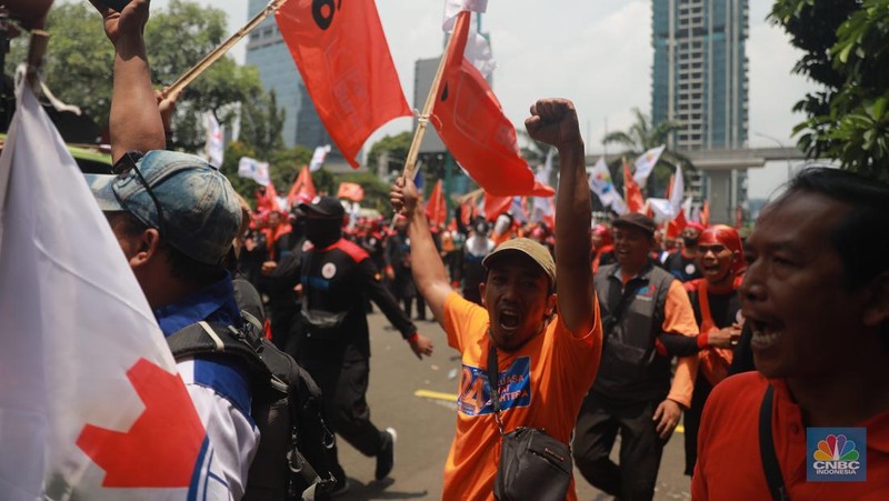 Serikat buruh yang tergabung dalam Partai Buruh, FSPMI, KASBI, hingga KSPI melakukan aksi unjuk rasa di depan Kantor Kementerian Ketenagakerjaan (Kemnaker) Jalan Gatot Subroto, Jakarta Selatan, (21/3/2023). (CNBC Indonesia/Muhammad Sabki)