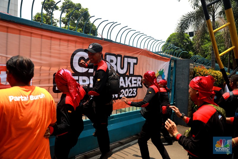 Serikat buruh yang tergabung dalam Partai Buruh, FSPMI, KASBI, hingga KSPI melakukan aksi unjuk rasa di depan Kantor Kementerian Ketenagakerjaan (Kemnaker) Jalan Gatot Subroto, Jakarta Selatan, (21/3/2023). Serikat buruh yang tergabung dalam Partai Buruh, FSPMI, KASBI, hingga KSPI melakukan aksi unjuk rasa di depan Kantor Kementerian Ketenagakerjaan (Kemnaker) Jalan Gatot Subroto, Jakarta Selatan, (21/3/2023). (CNBC Indonesia/Muhammad Sabki)