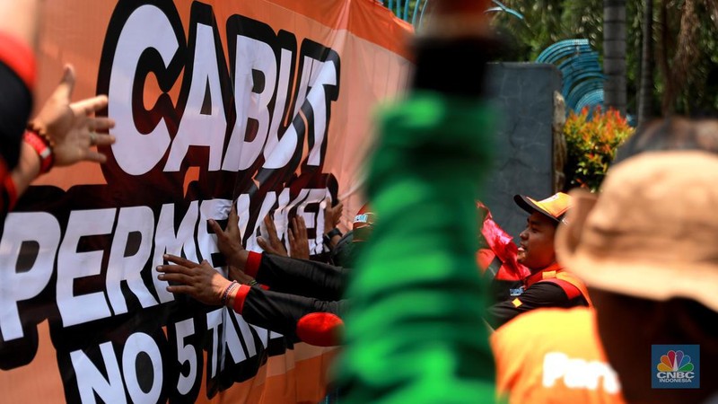 Serikat buruh yang tergabung dalam Partai Buruh, FSPMI, KASBI, hingga KSPI melakukan aksi unjuk rasa di depan Kantor Kementerian Ketenagakerjaan (Kemnaker) Jalan Gatot Subroto, Jakarta Selatan, (21/3/2023). (CNBC Indonesia/Muhammad Sabki)
