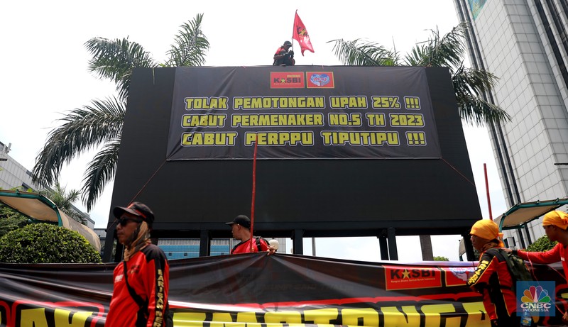 Serikat buruh yang tergabung dalam Partai Buruh, FSPMI, KASBI, hingga KSPI melakukan aksi unjuk rasa di depan Kantor Kementerian Ketenagakerjaan (Kemnaker) Jalan Gatot Subroto, Jakarta Selatan, (21/3/2023). Serikat buruh yang tergabung dalam Partai Buruh, FSPMI, KASBI, hingga KSPI melakukan aksi unjuk rasa di depan Kantor Kementerian Ketenagakerjaan (Kemnaker) Jalan Gatot Subroto, Jakarta Selatan, (21/3/2023). (CNBC Indonesia/Muhammad Sabki)