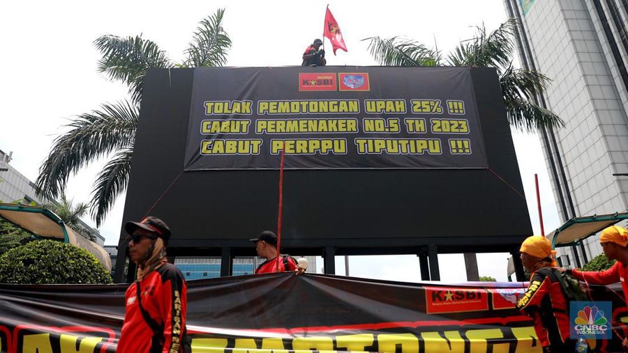 Serikat buruh yang tergabung dalam Partai Buruh, FSPMI, KASBI, hingga KSPI melakukan aksi unjuk rasa di depan Kantor Kementerian Ketenagakerjaan (Kemnaker) Jalan Gatot Subroto, Jakarta Selatan, (21/3/2023). (CNBC Indonesia/Muhammad Sabki)
