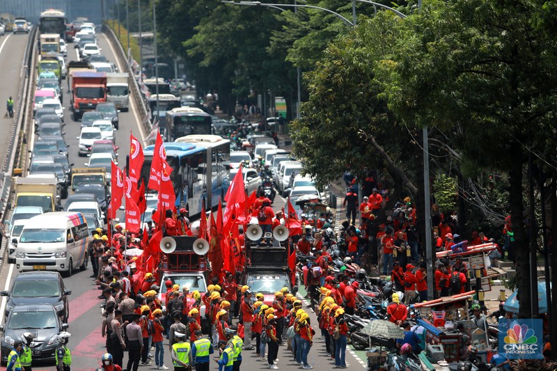 Serikat buruh yang tergabung dalam Partai Buruh, FSPMI, KASBI, hingga KSPI melakukan aksi unjuk rasa di depan Kantor Kementerian Ketenagakerjaan (Kemnaker) Jalan Gatot Subroto, Jakarta Selatan, (21/3/2023). Serikat buruh yang tergabung dalam Partai Buruh, FSPMI, KASBI, hingga KSPI melakukan aksi unjuk rasa di depan Kantor Kementerian Ketenagakerjaan (Kemnaker) Jalan Gatot Subroto, Jakarta Selatan, (21/3/2023). (CNBC Indonesia/Muhammad Sabki)