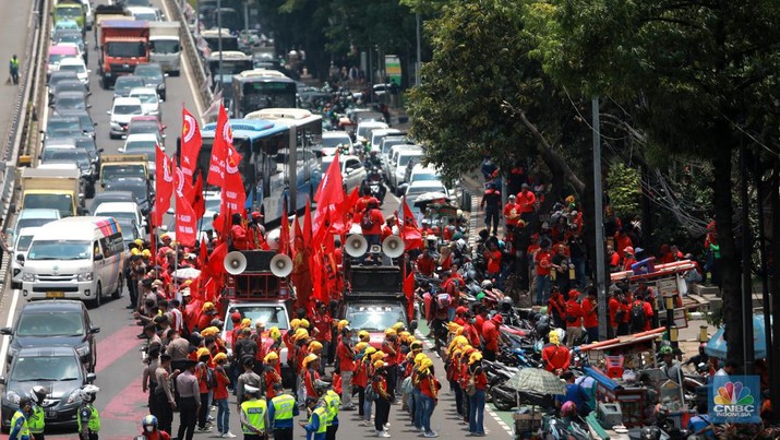 Serikat buruh yang tergabung dalam Partai Buruh, FSPMI, KASBI, hingga KSPI melakukan aksi unjuk rasa di depan Kantor Kementerian Ketenagakerjaan (Kemnaker) Jalan Gatot Subroto, Jakarta Selatan, (21/3/2023). (CNBC Indonesia/Muhammad Sabki)