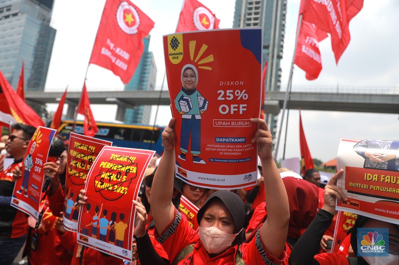Serikat buruh yang tergabung dalam Partai Buruh, FSPMI, KASBI, hingga KSPI melakukan aksi unjuk rasa di depan Kantor Kementerian Ketenagakerjaan (Kemnaker) Jalan Gatot Subroto, Jakarta Selatan, (21/3/2023). (CNBC Indonesia/Muhammad Sabki)